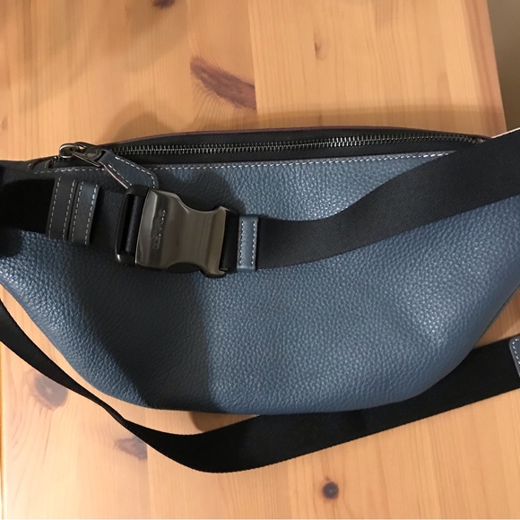 🐶 Coach X Peanuts Warren Belt Bag With Snoopy Christmas Motif - Picture 7 of 10